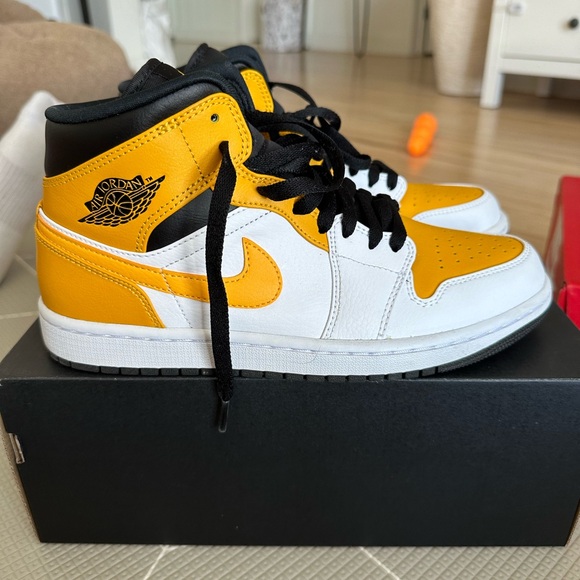 SOLD❗️Air Jordan 1 Mid - Picture 3 of 6